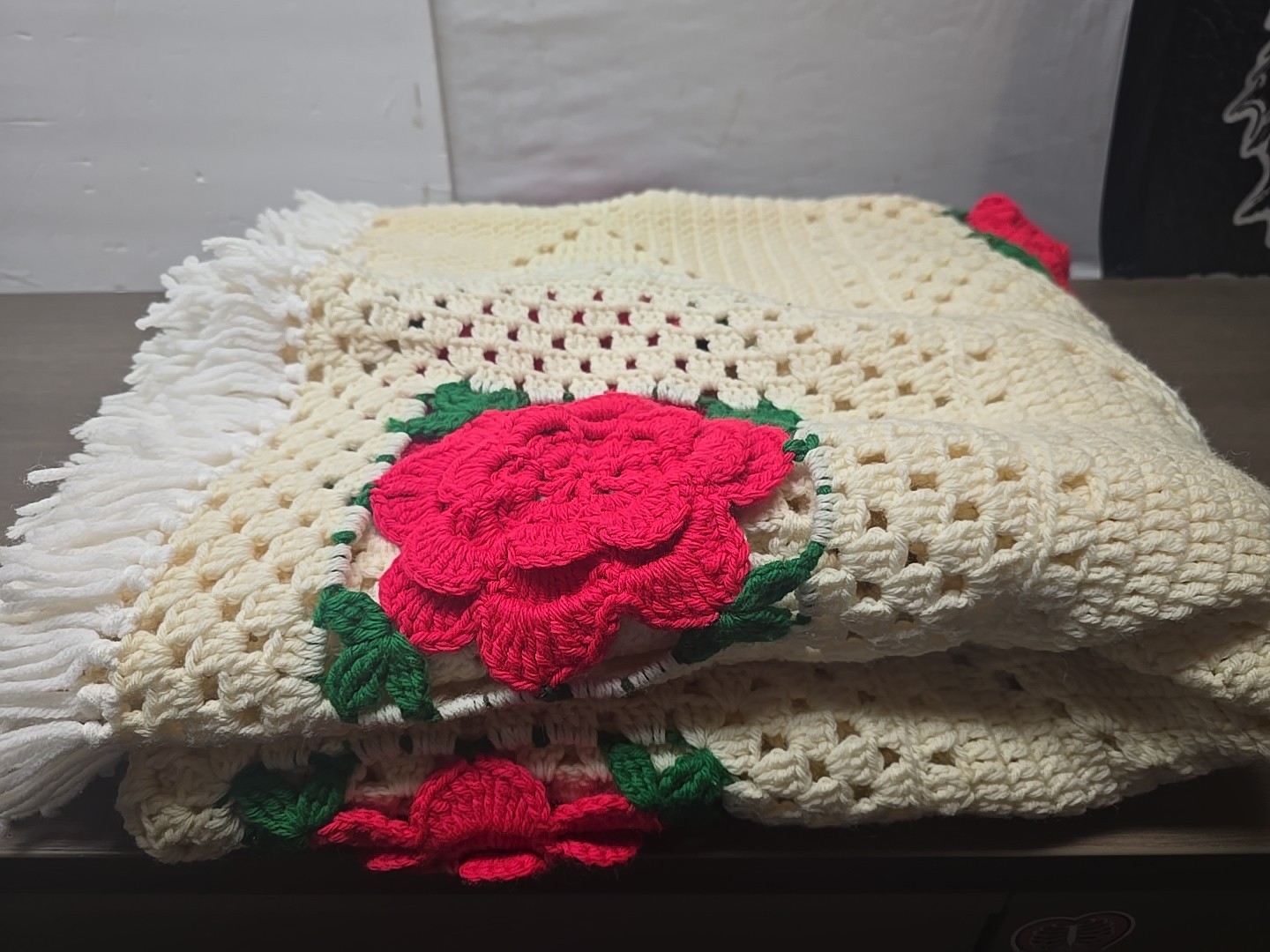 GRANNY SQUARES VINTAGE HANDMADE 3-D ROSE THROW gallery