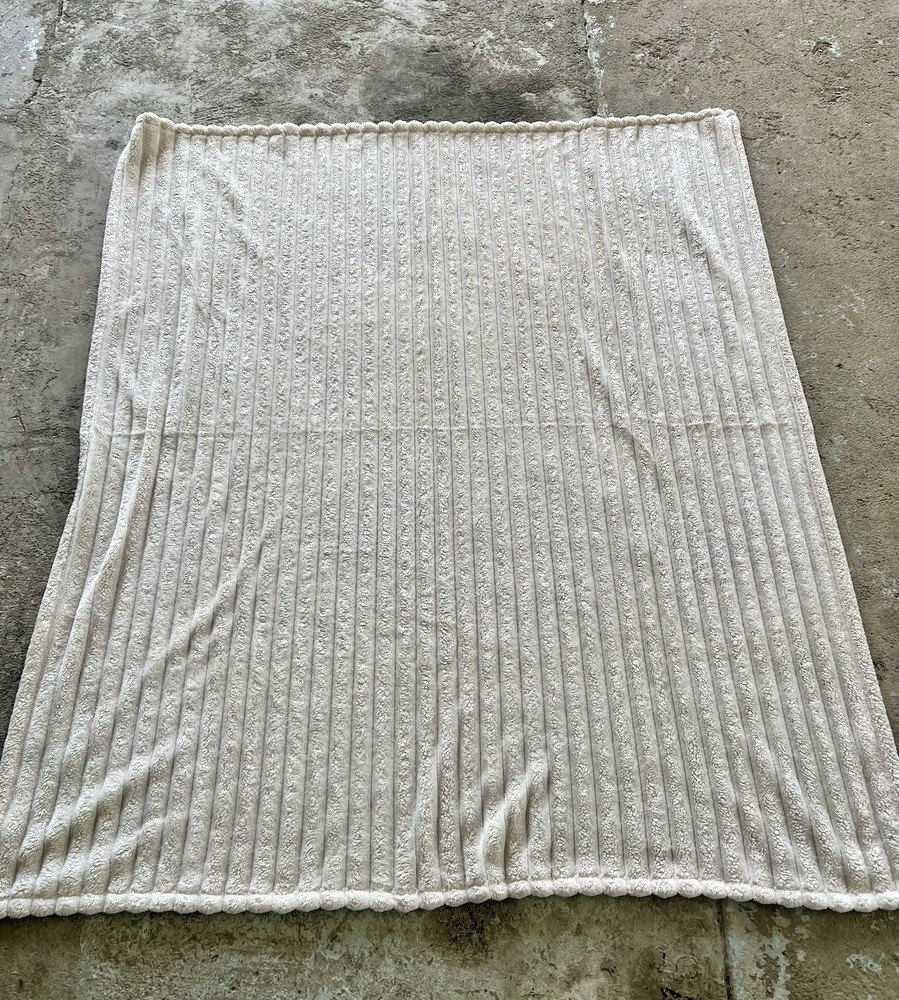 White Ribbed Rectangular Blanket, No Closure