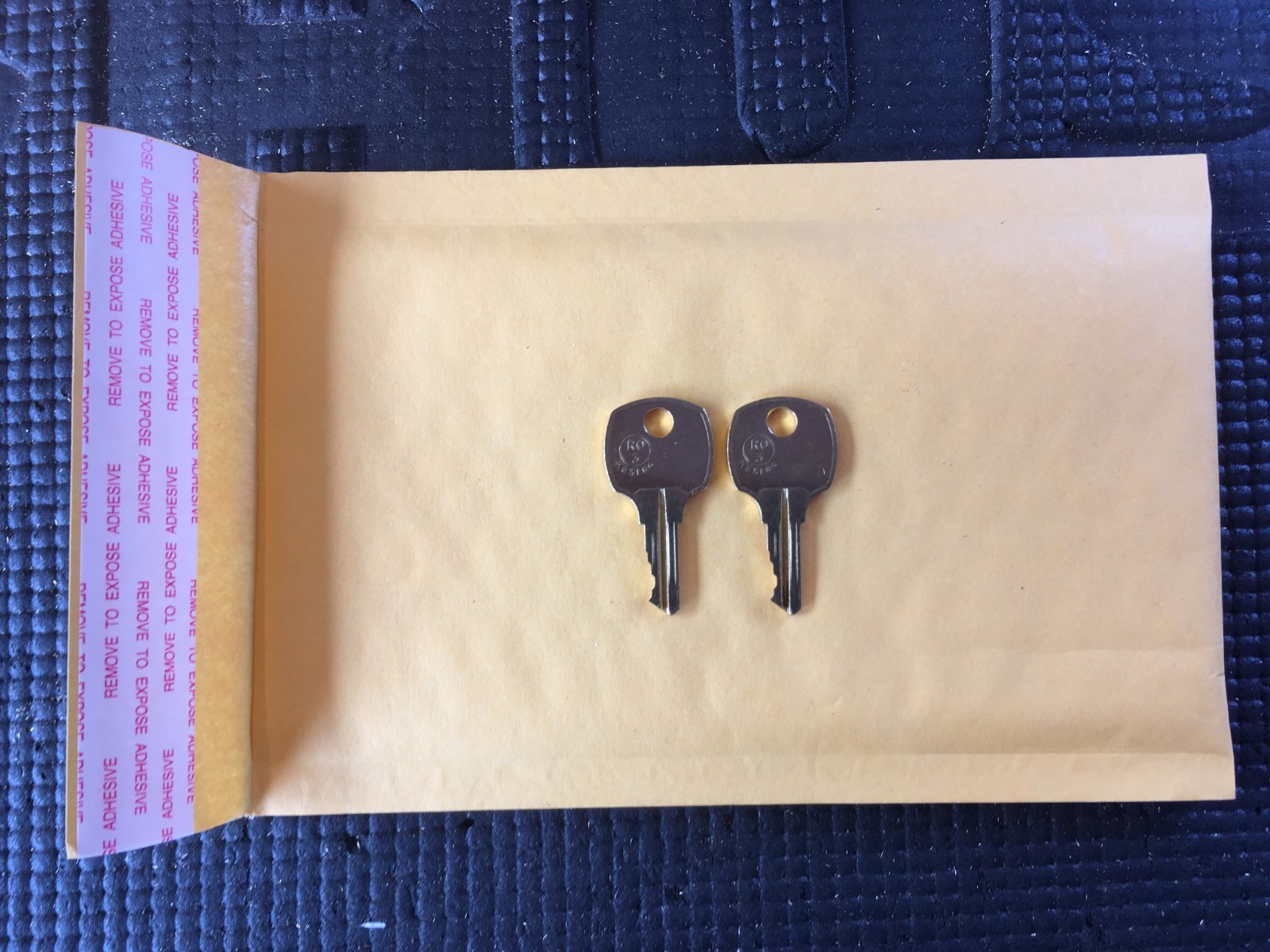 C251A-C500A 2 Keys SNAP ON / File - Storage Cabinet / Office Furniture / key gallery