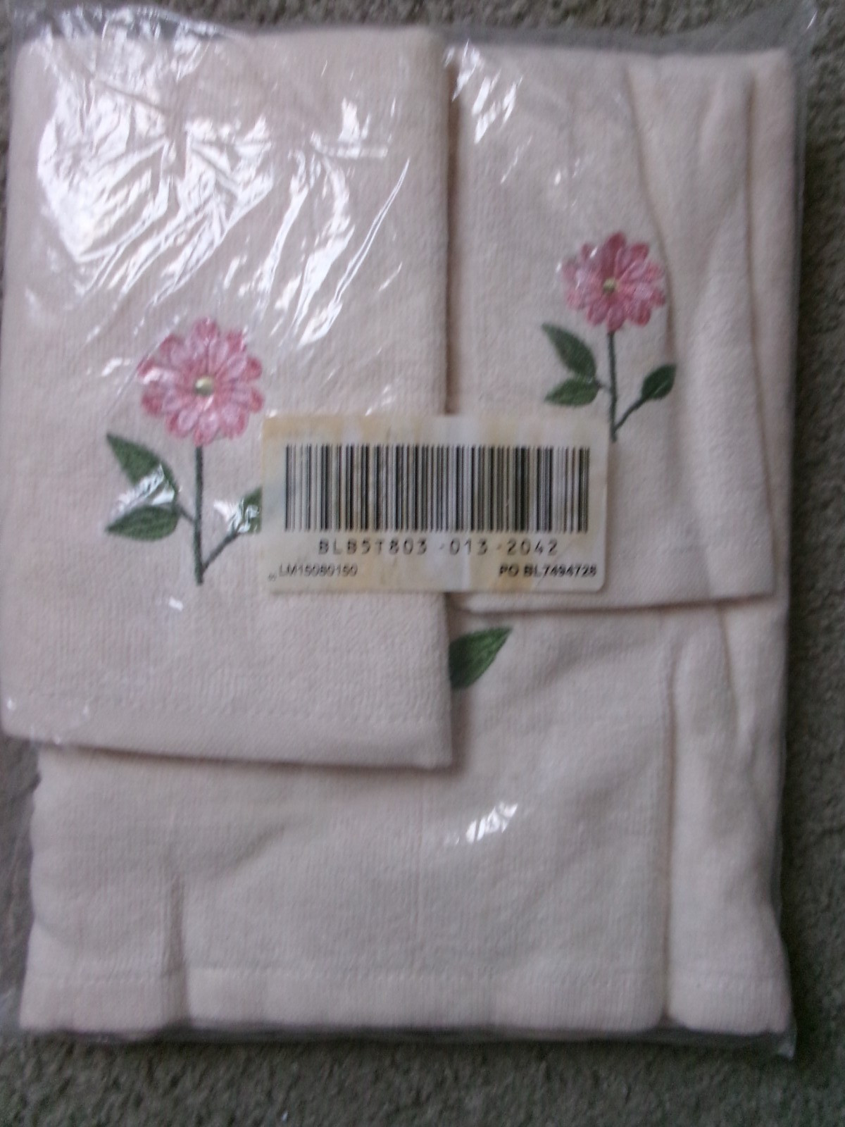 Three Piece Flower Design Ivory Bath Towel Set - NEW gallery