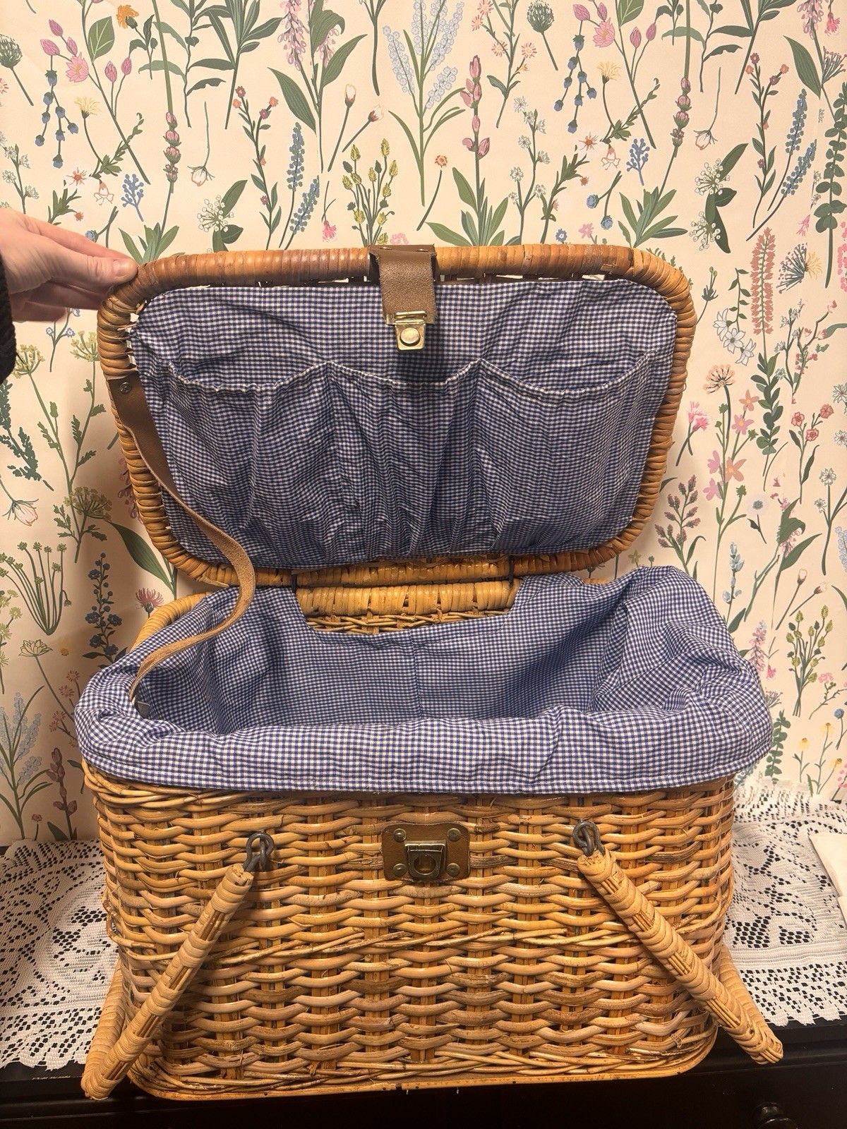 VTG Wicker Picnic Basket with Blue Check Lining, Handles, Press Fastening gallery