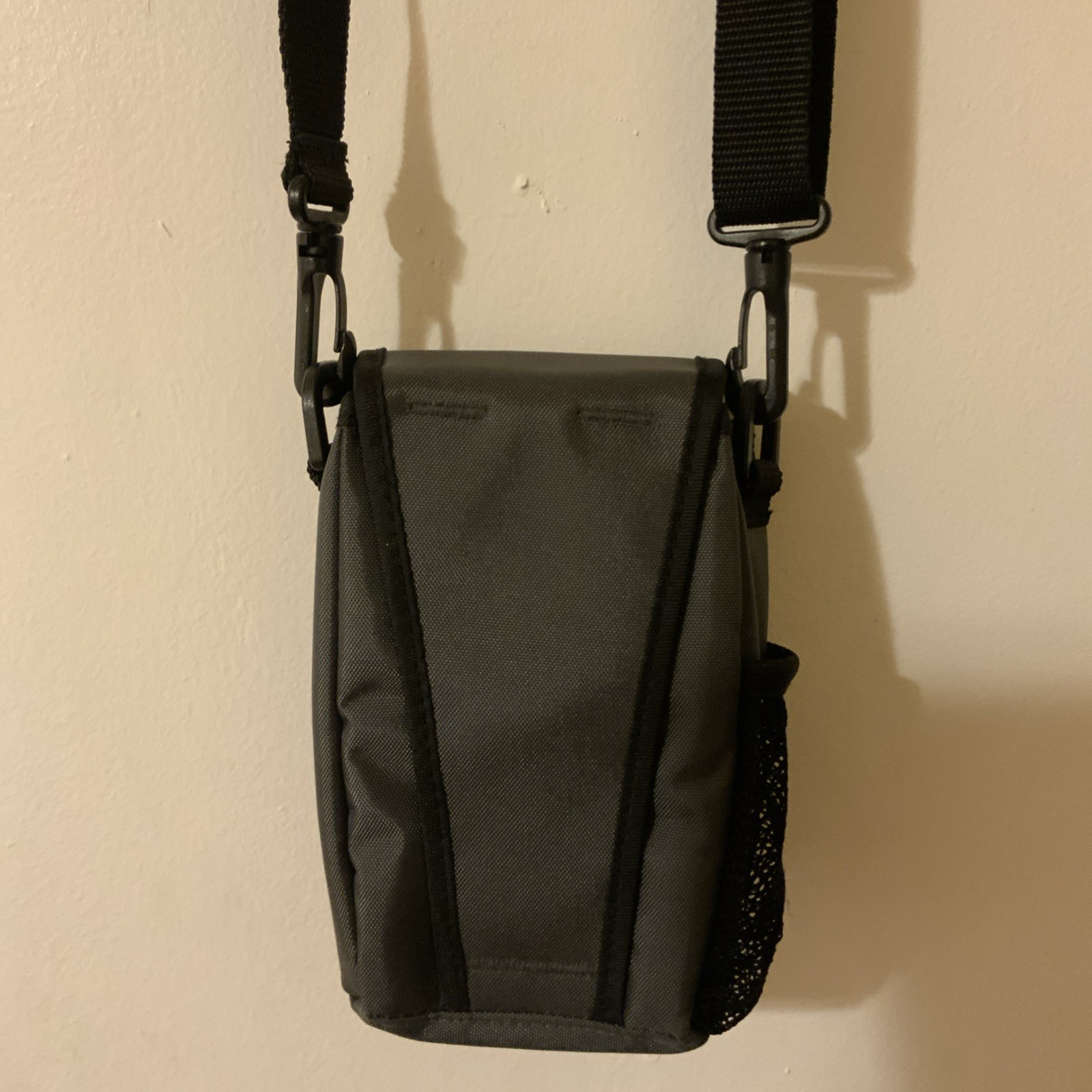 totes drawstring waterbottle holder with pockets 3
