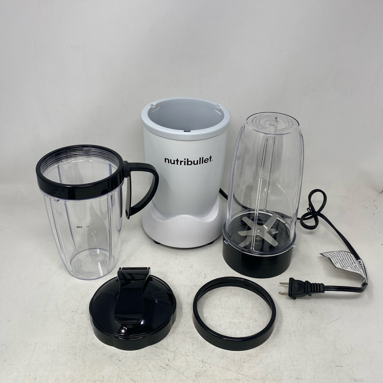 NutriBullet Pro 900 Blender Matte White NB9-0901AW 32/24oz Cups gallery