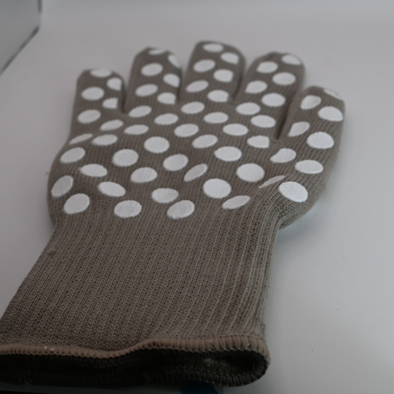 Temptations oven gloves grey with white polkadots one size fits most gallery