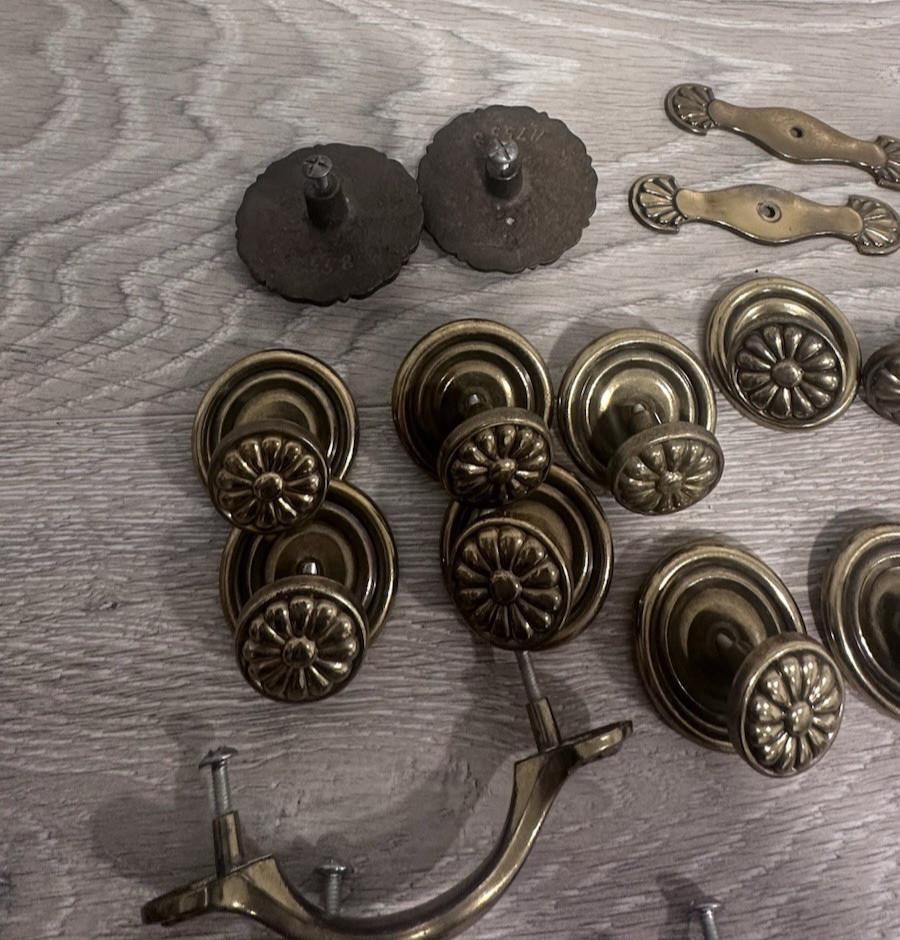 VTG Mixed Lot ~ Cabinet Knobs Drawer Pulls Hardware ~ Mixed Materials gallery