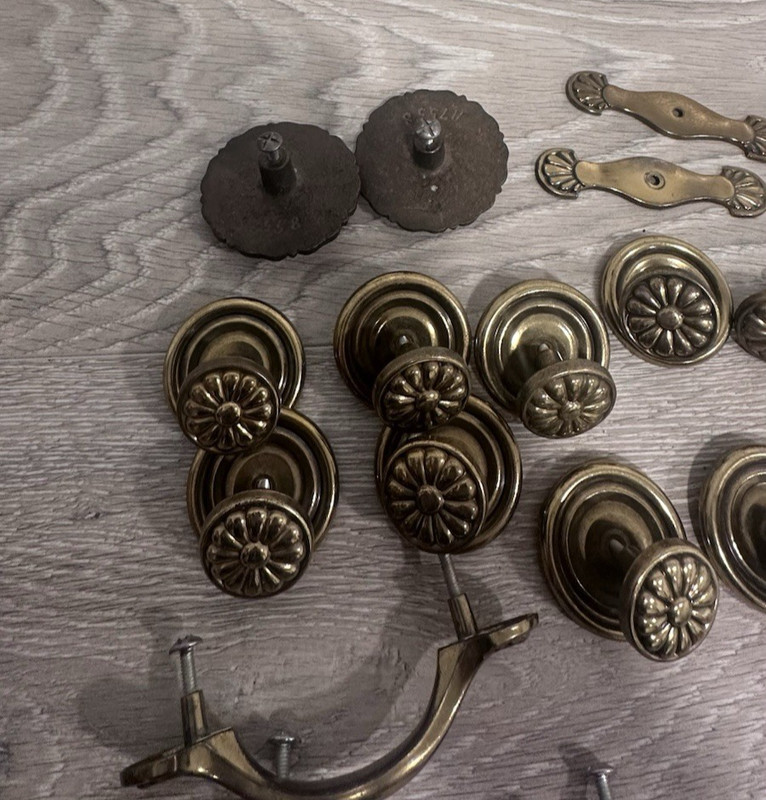 VTG Mixed Lot ~ Cabinet Knobs Drawer Pulls Hardware ~ Mixed Materials gallery