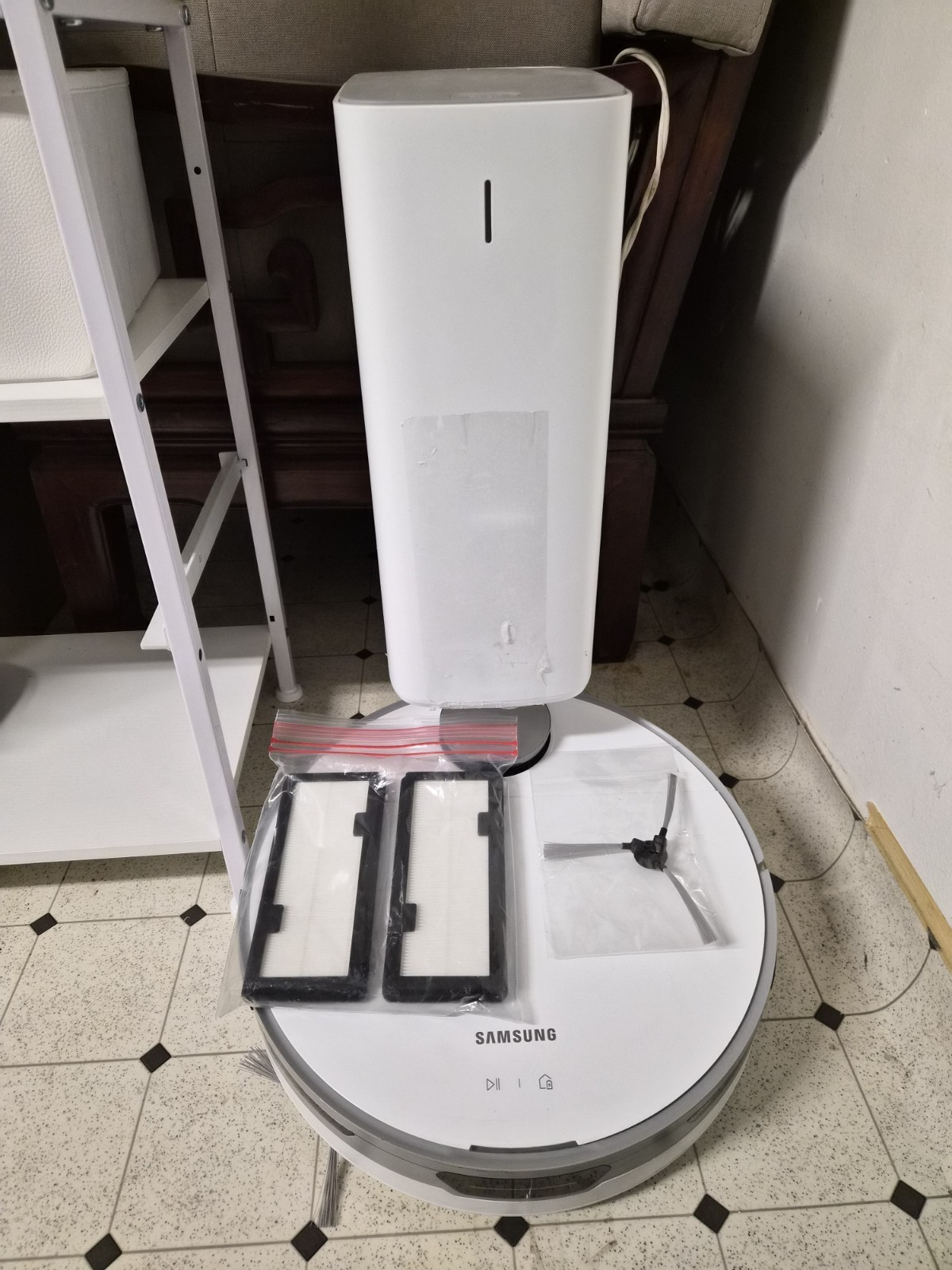 Samsung Jet Bot+ Robot Vacuum w/ Clean Station - Extras - NEEDS NEW BATTERY gallery