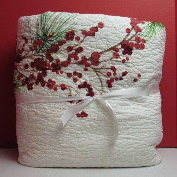 Pottery Barn Red Berry Wreath Quilt Full Queen 92" x 88" Red Multi New gallery