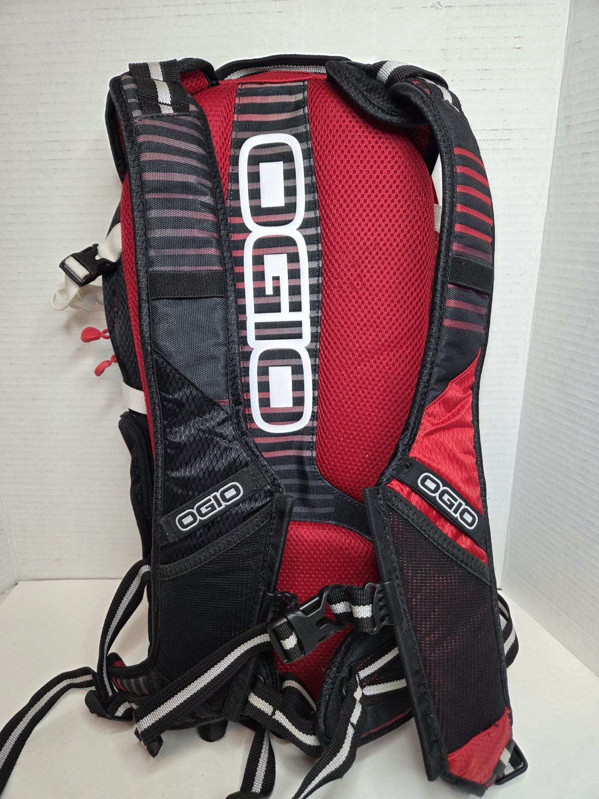 OGIO Hiking Backpack Red Black  Zip Padded Straps External Pockets 5 Pockets 3