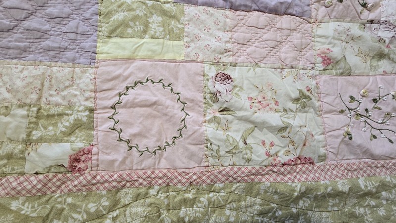 Vintage Cottagecore Floral Patchwork Quilt 92x82 Full Queen Embroidered Pink gallery
