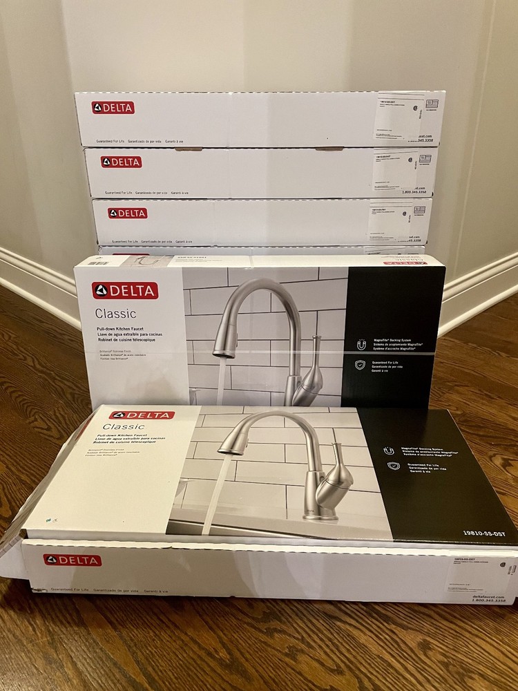 Delta Classic 1-Handle Pull-Down Kitchen Faucet Stainless 19810-SS DST