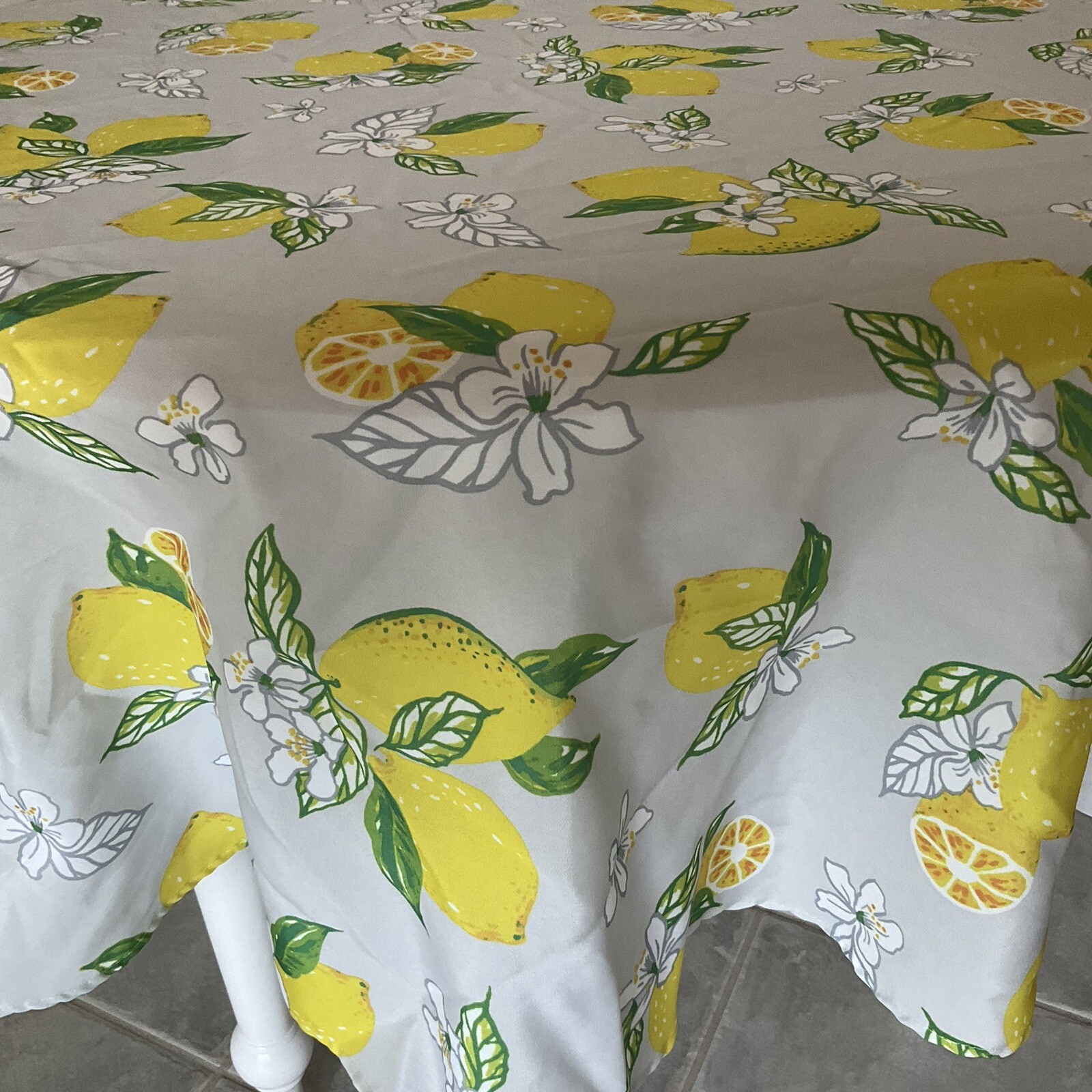 Huntington Home Lemon Patterned Summer Tablecloth Round Indoor Outdoor 70” gallery