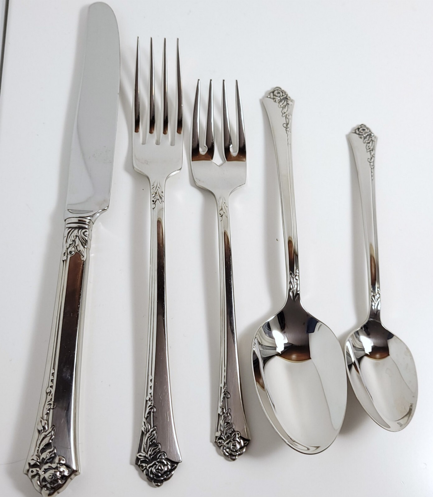 Oneida Damask Rose Stainless Place Setting 5 Piece gallery