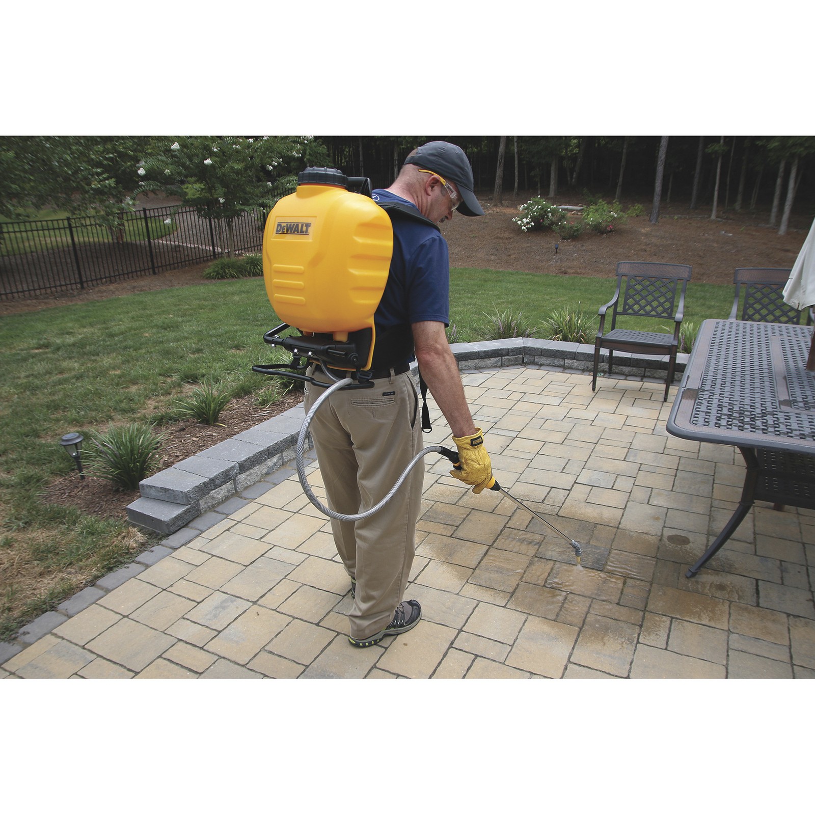 DEWALT Backpack Sprayer, 4-Gallon Capacity, 0.3 oz./min., Model# 190652 gallery