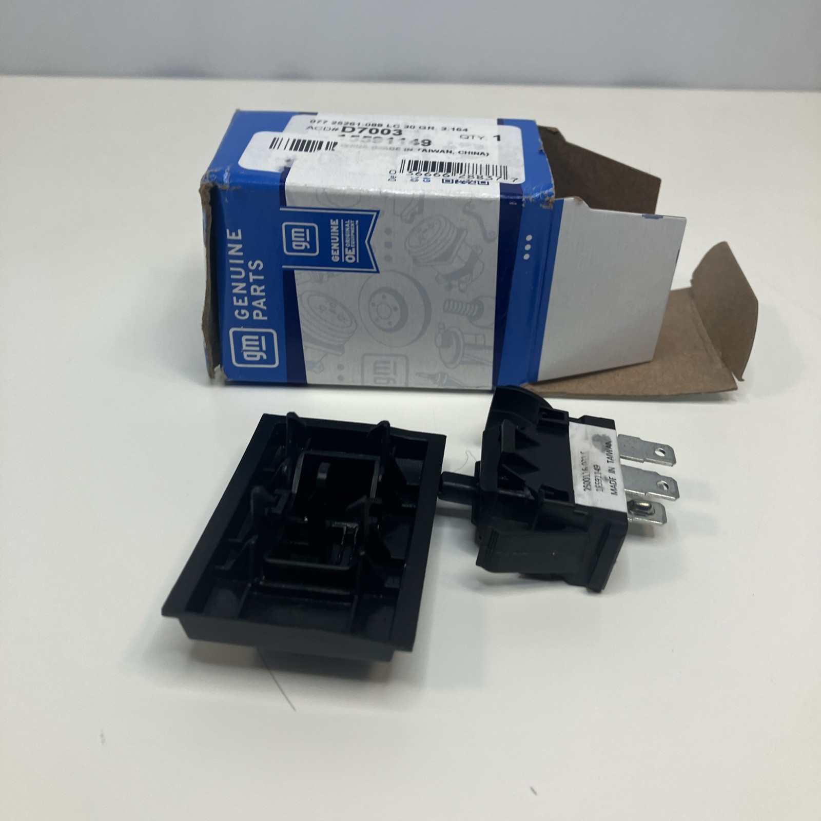 D7003 (15591149) Fuel Tank Selector Switch GM Genuine Parts gallery