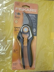 Fiskars Pruner ~Cuts up to 1″ Branches & Stems~ Item #9278