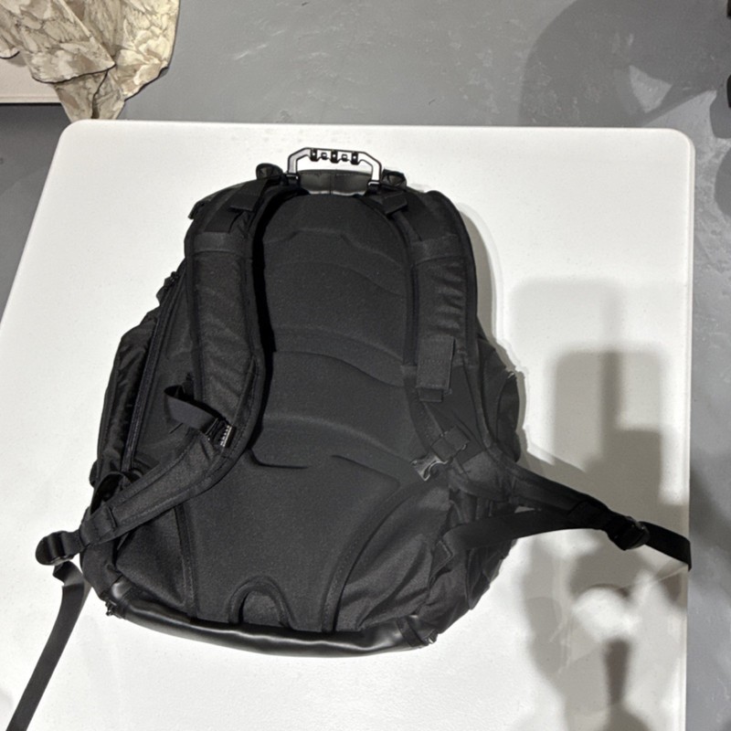 Oakley Black Hiking Backpack Zip Buckle Closure Padded External Pockets 2