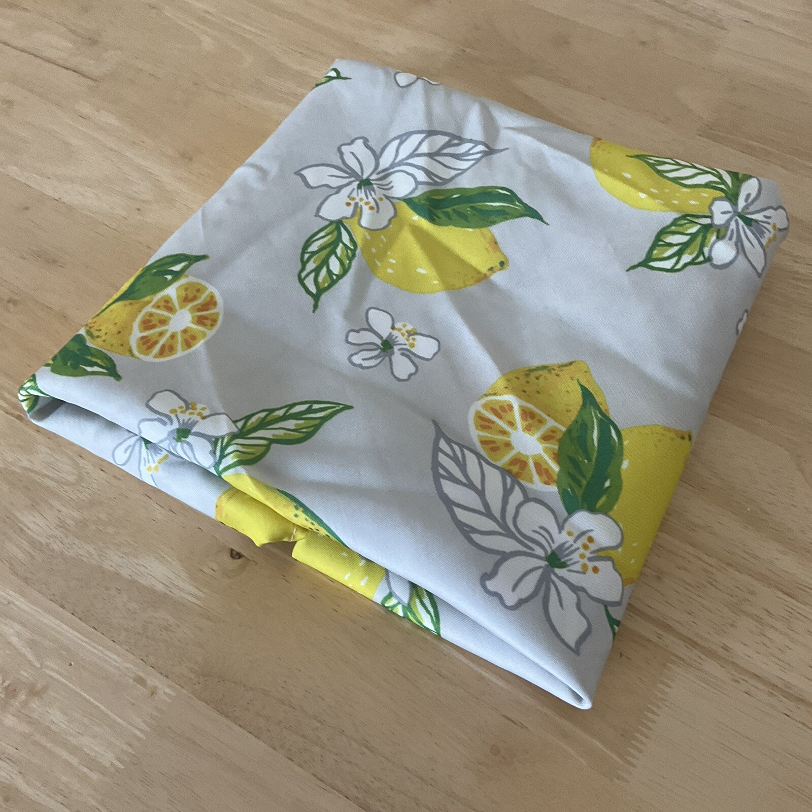 Huntington Home Lemon Patterned Summer Tablecloth Round Indoor Outdoor 70” gallery