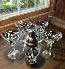 Global Amici Hand Blown “Splash” Glass Cocktail Shaker w/ 4 Martini Glasses