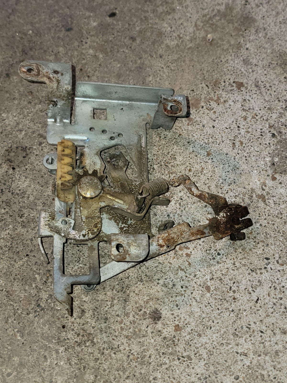 Briggs 597209 Throttle Control Bracket, Governor Arm 494887 495611 691644 694042 gallery