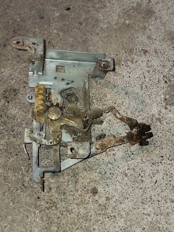 Briggs 597209 Throttle Control Bracket, Governor Arm 494887 495611 691644 694042 gallery