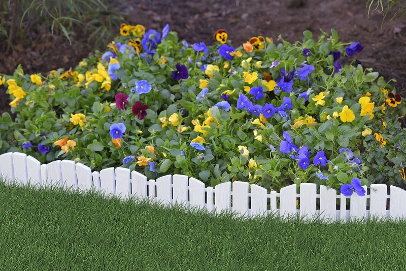 EasyFlex No-Dig Landscape Edging with Anchoring Spikes, 4.5 15 Foot, White gallery