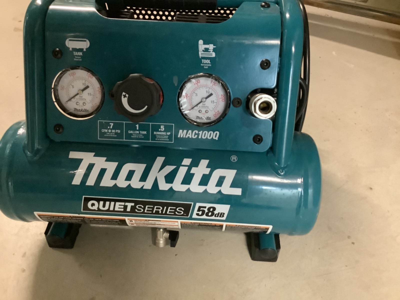 Makita MAC100Q Electric Air Compressor gallery