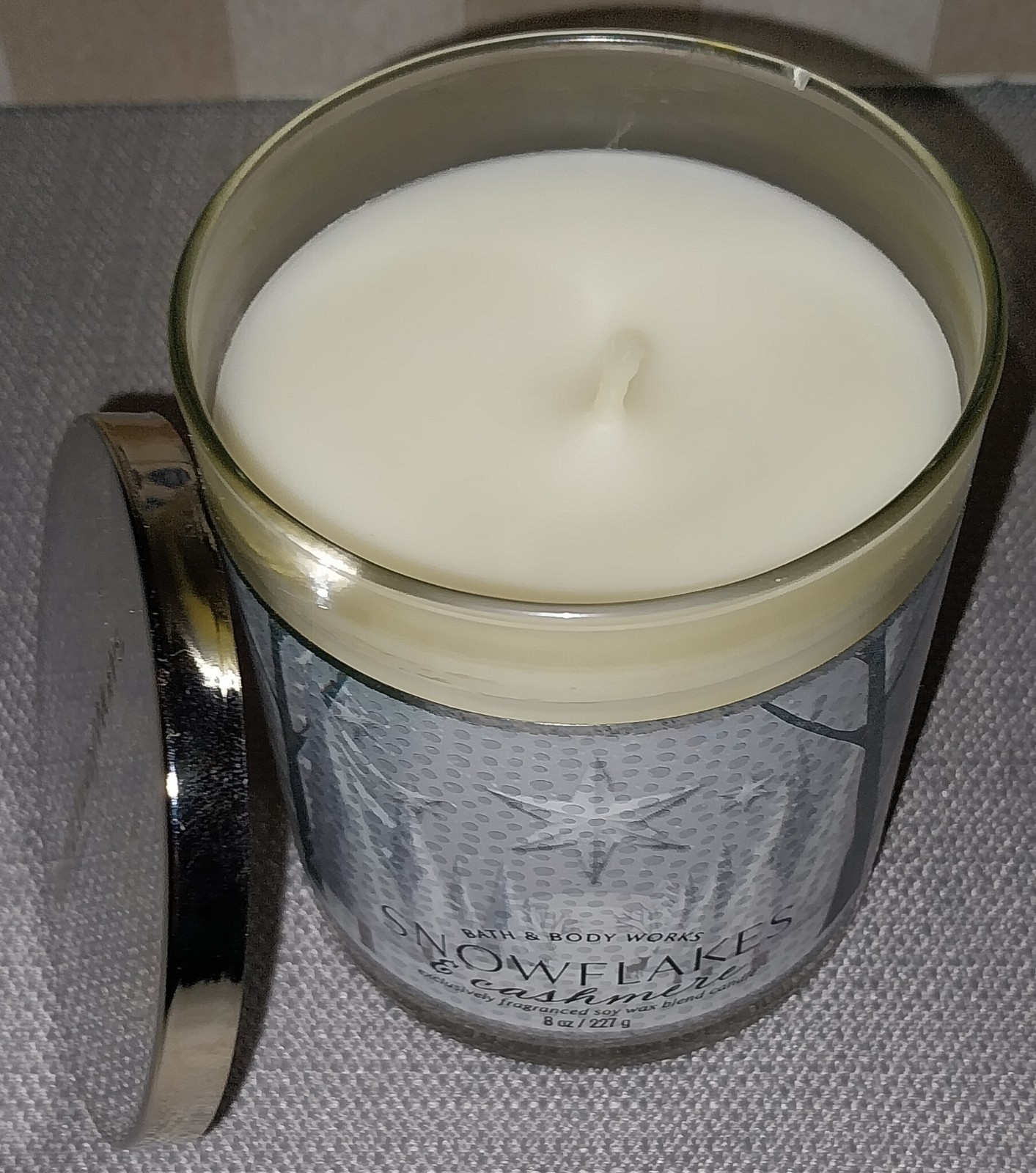 Bath & Body Works SNOWFLAKES & CASHMERE Single Wick Candle - 8 oz - NEW gallery