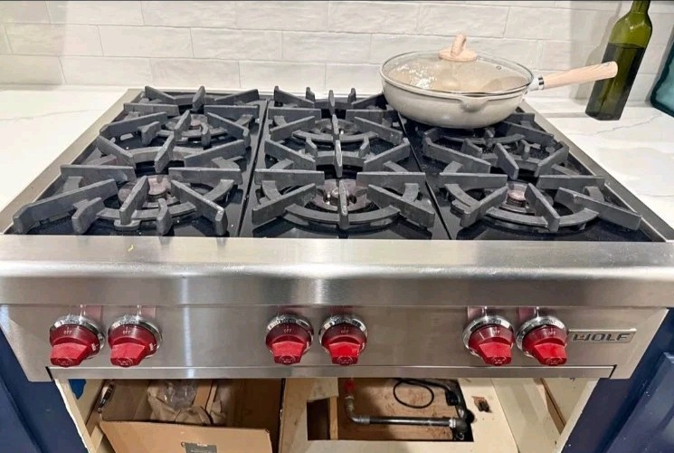 WOLF 36” Professional Gas Range Top Cooktop, 6 Burners Red Knobs RT366 gallery