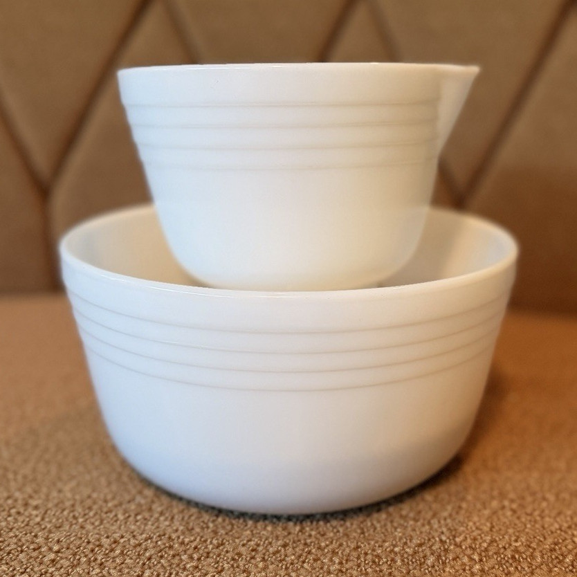 PYREX/Hamilton Ribbed Nesting Mixing Bowls Set of 2 w/ Pour Spout gallery