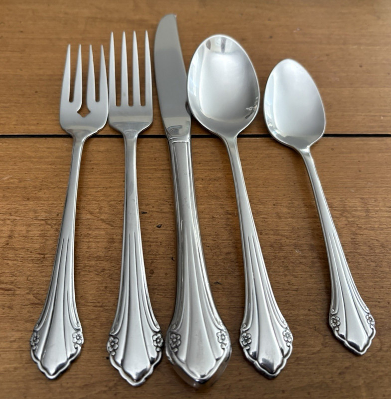 Oneida Bittersweet Repose Flatware Set 22 Pc Four 5-piece place settings gallery