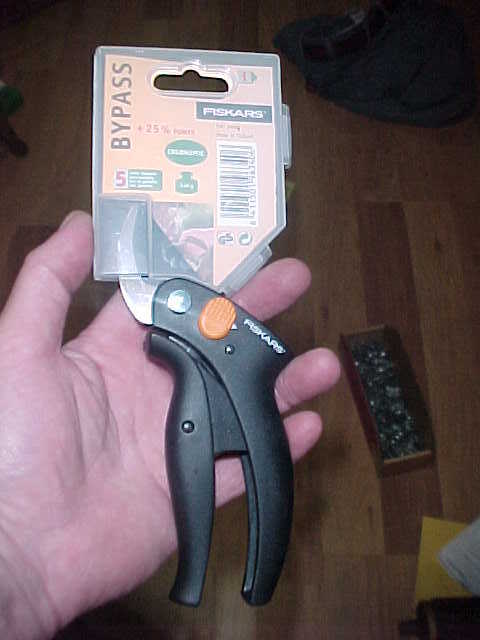 NOS Fiskars #9634 Bypass 25% More Power Easy Cutting Pruner Pruning Shears gallery