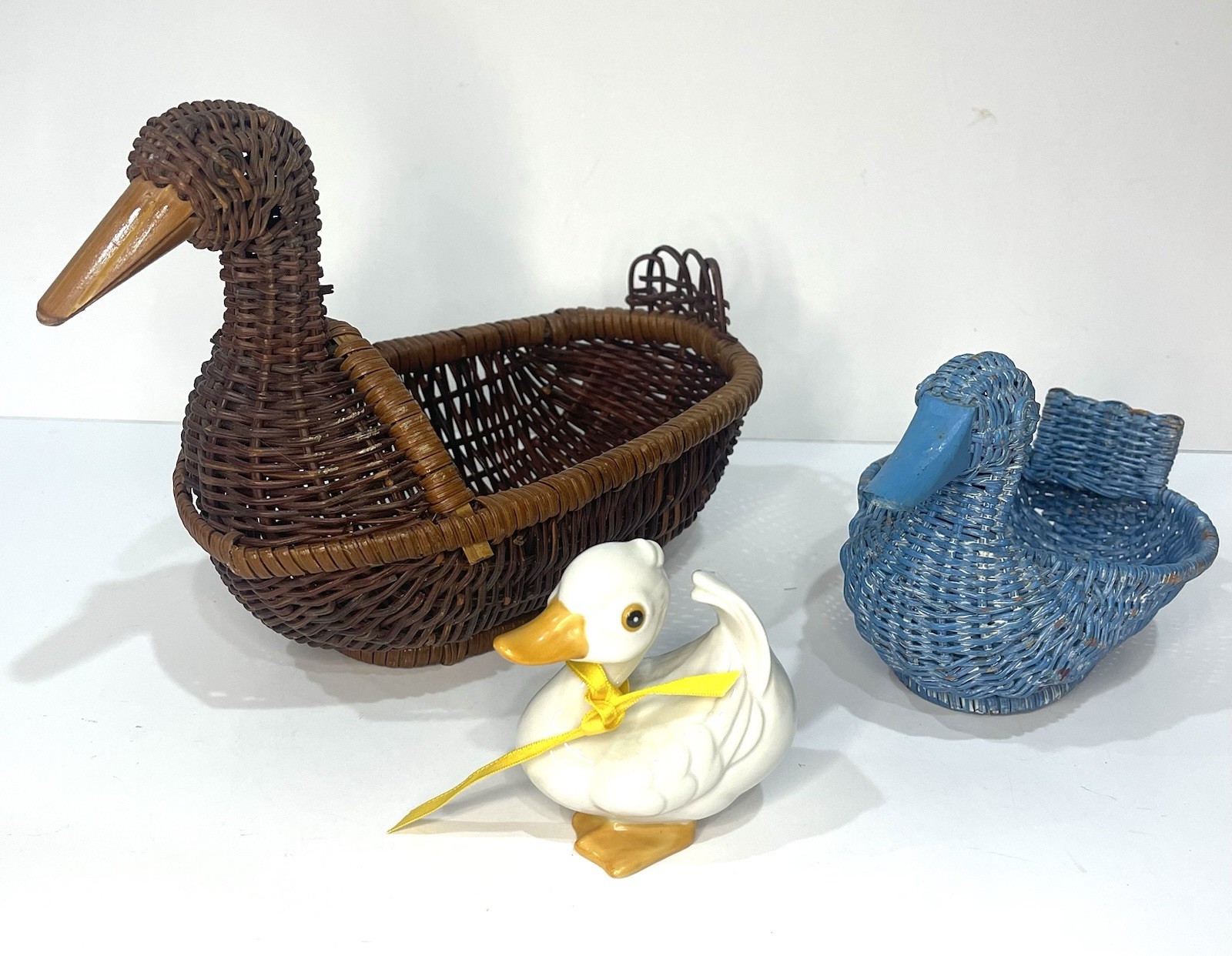 Ducks-2 Wicker Rattan Basket Wooden Beak 1 HOMCO cottagecore Farmhouse Vtg gallery