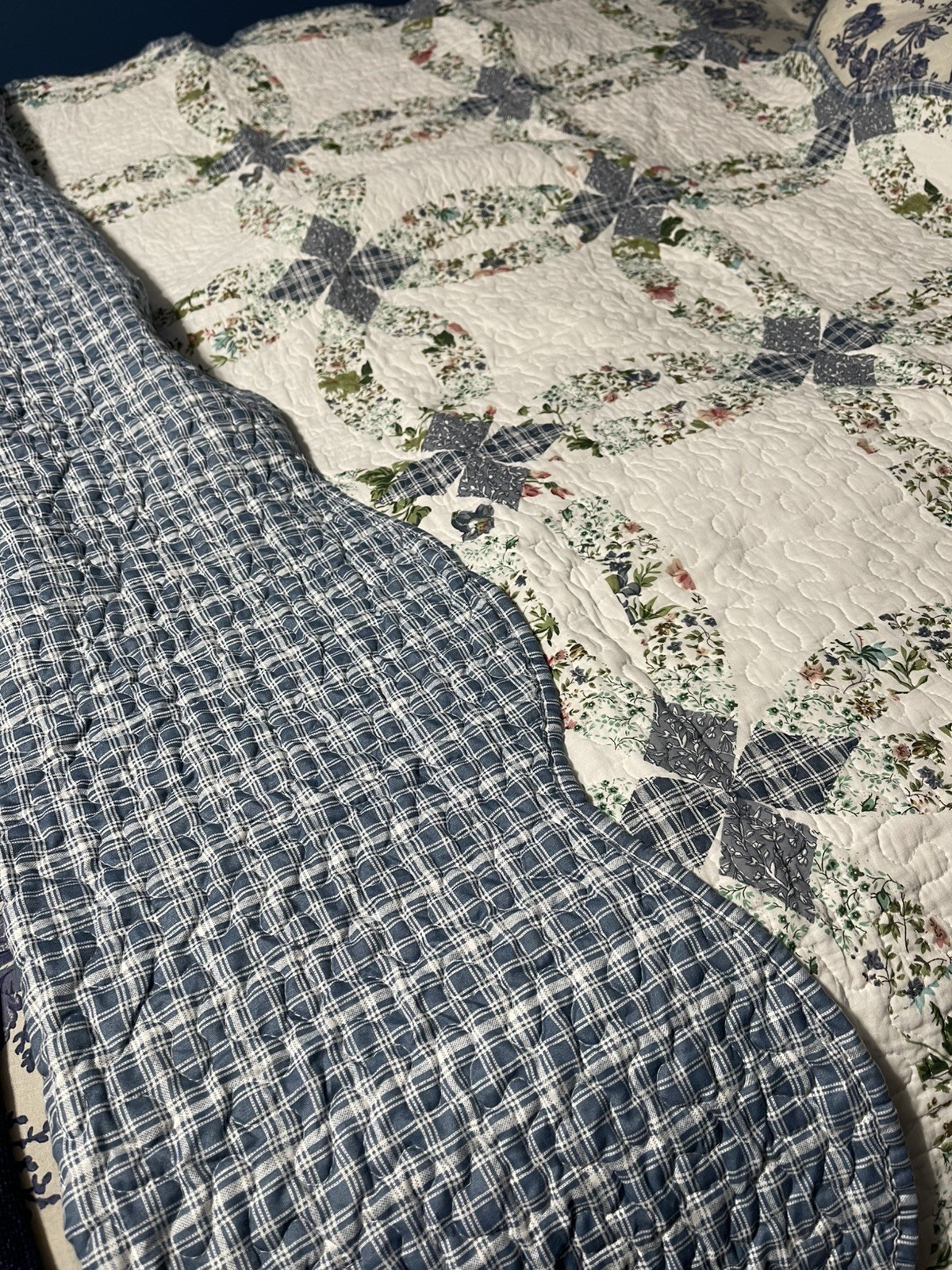 Double Wedding Ring Style Quilted Throw. 50 X 60 gallery
