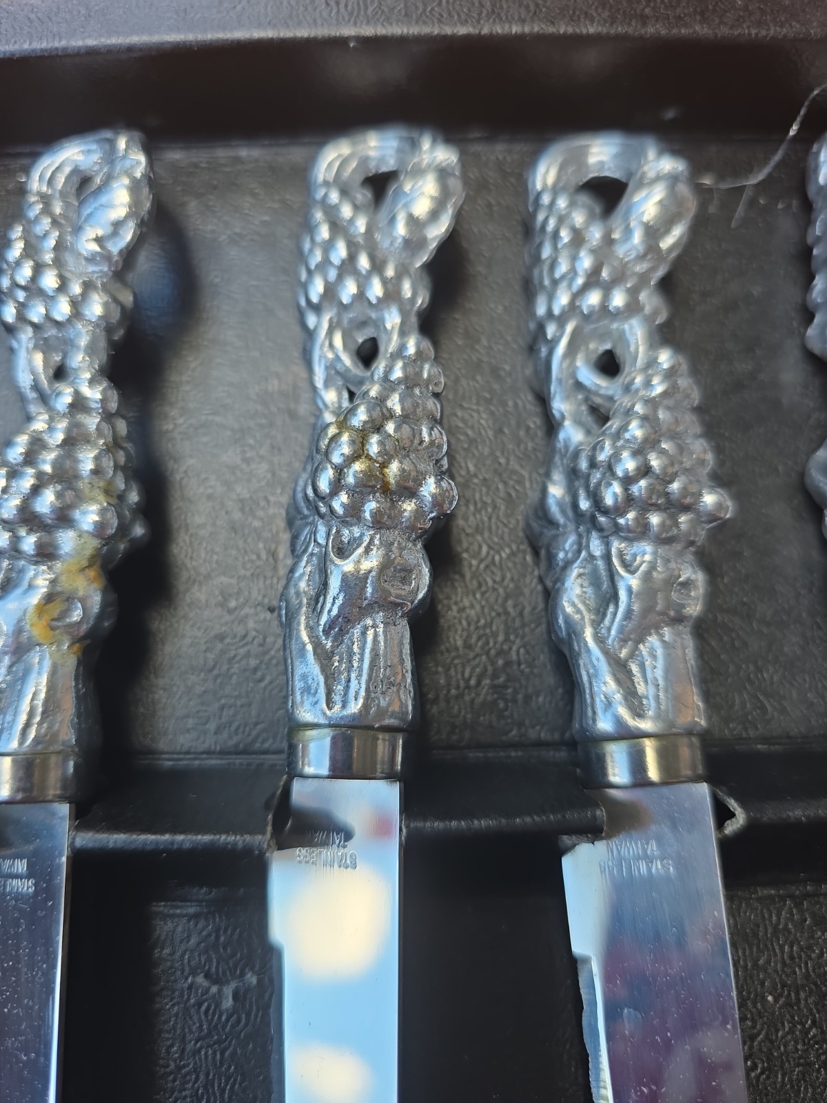 Set of 4 Arthur Court Grape Pattern Steak Knives With Box gallery