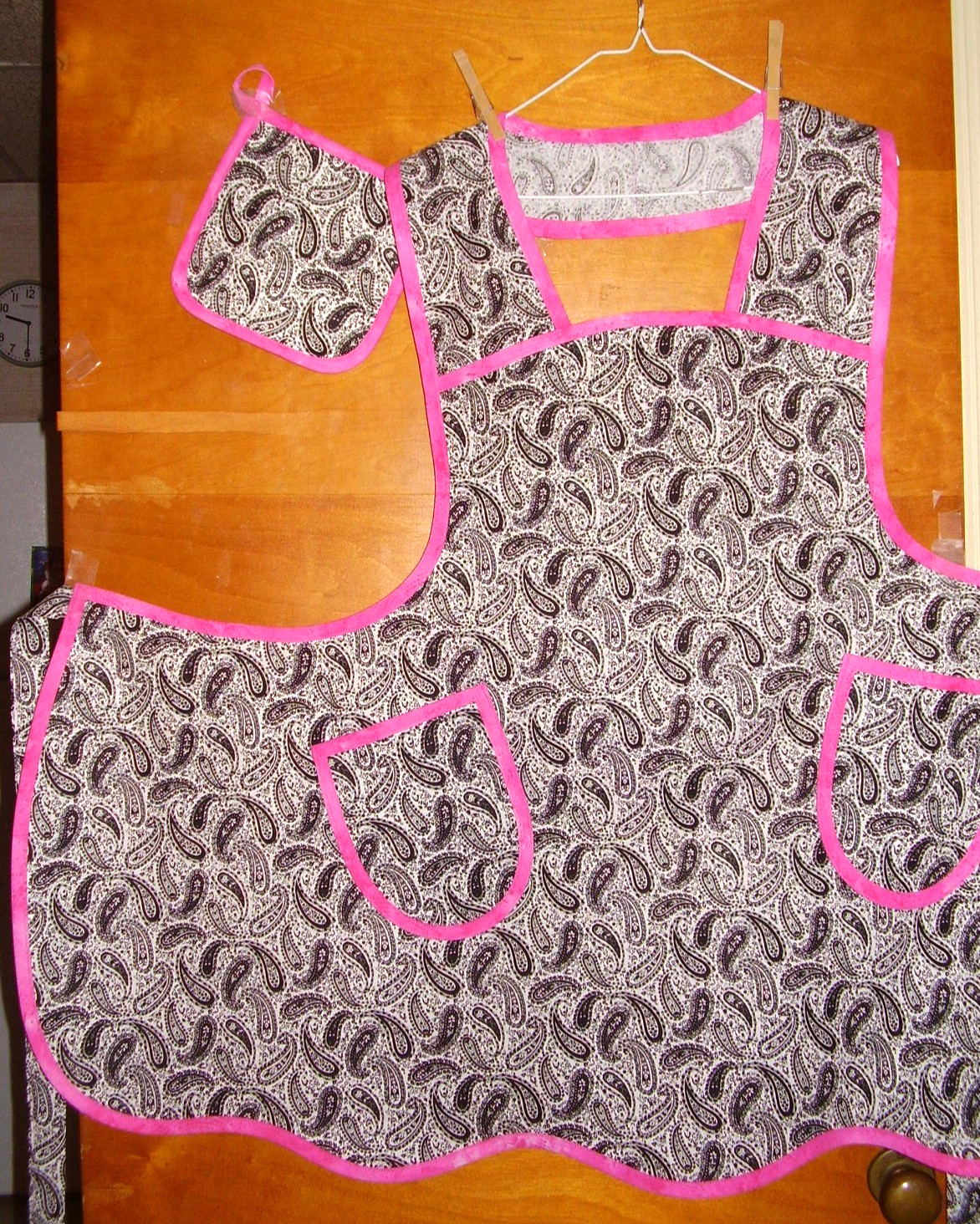 HANDMADE BIB APRON - PLUS SZ - BLACK PAISLEY + HOT PINK TRIM - VINTAGE - RETRO gallery