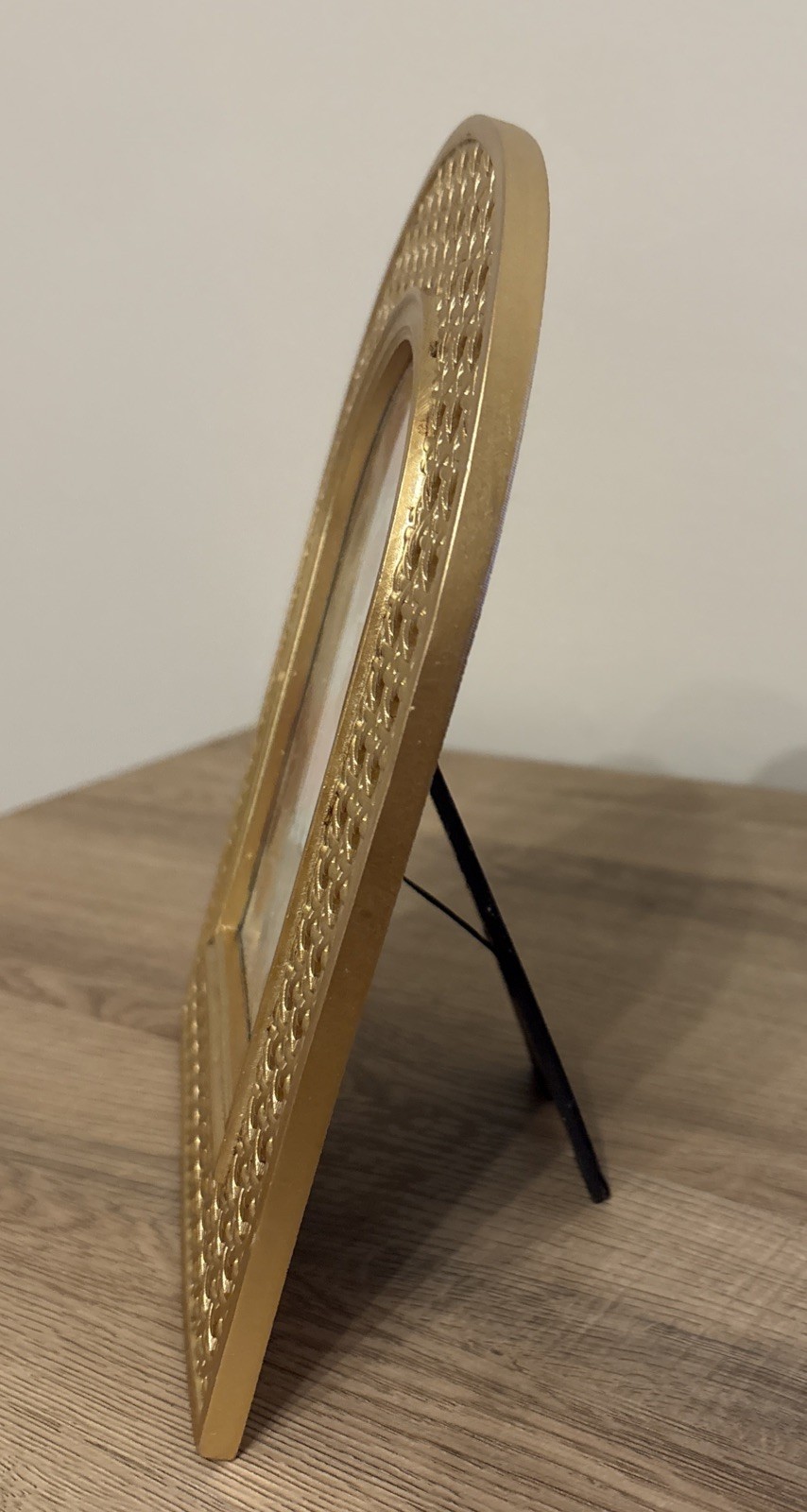 Nicole Miller Golden Round Rectangular Picture Frame Fits 4”x 6”Photo gallery