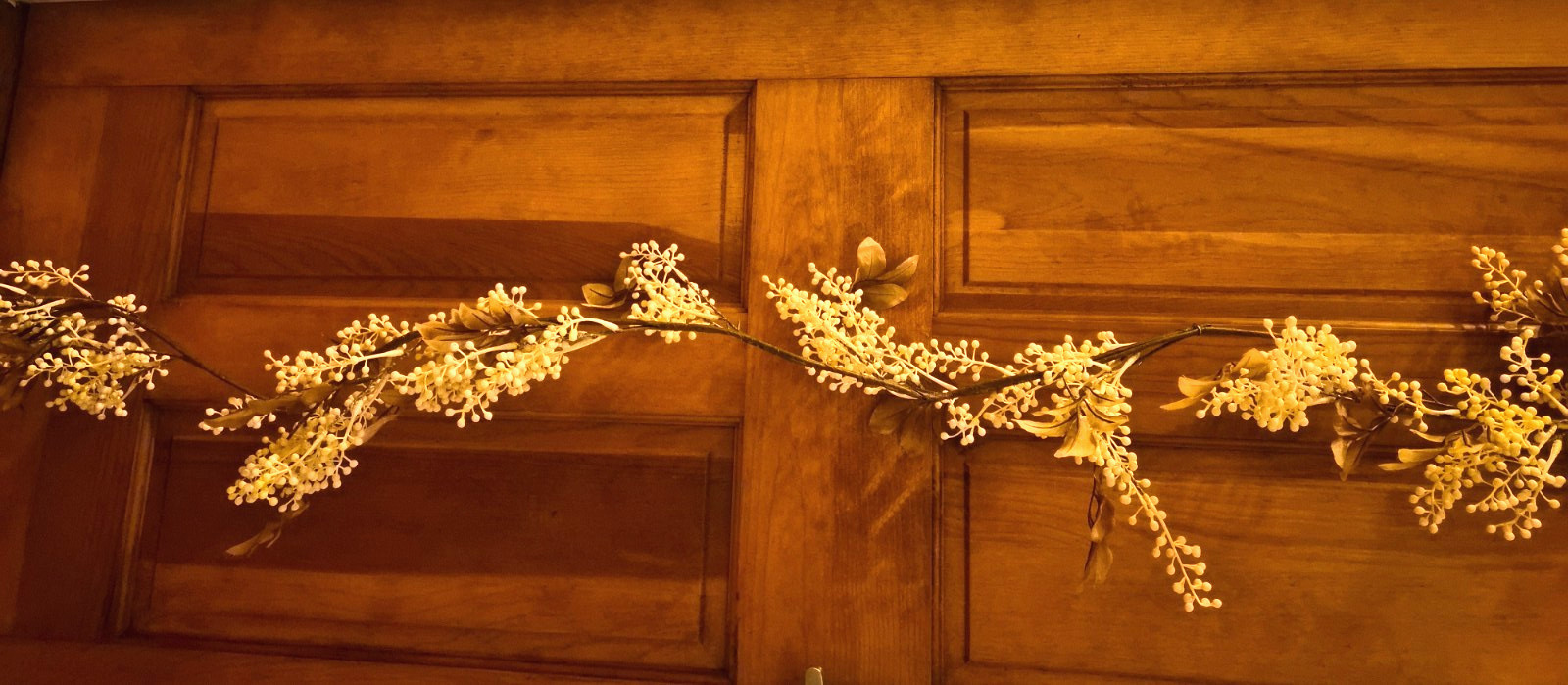 Decorative Cream Berry & Leaf Garland 6ft. 3inch wide (Indoor Only) gallery