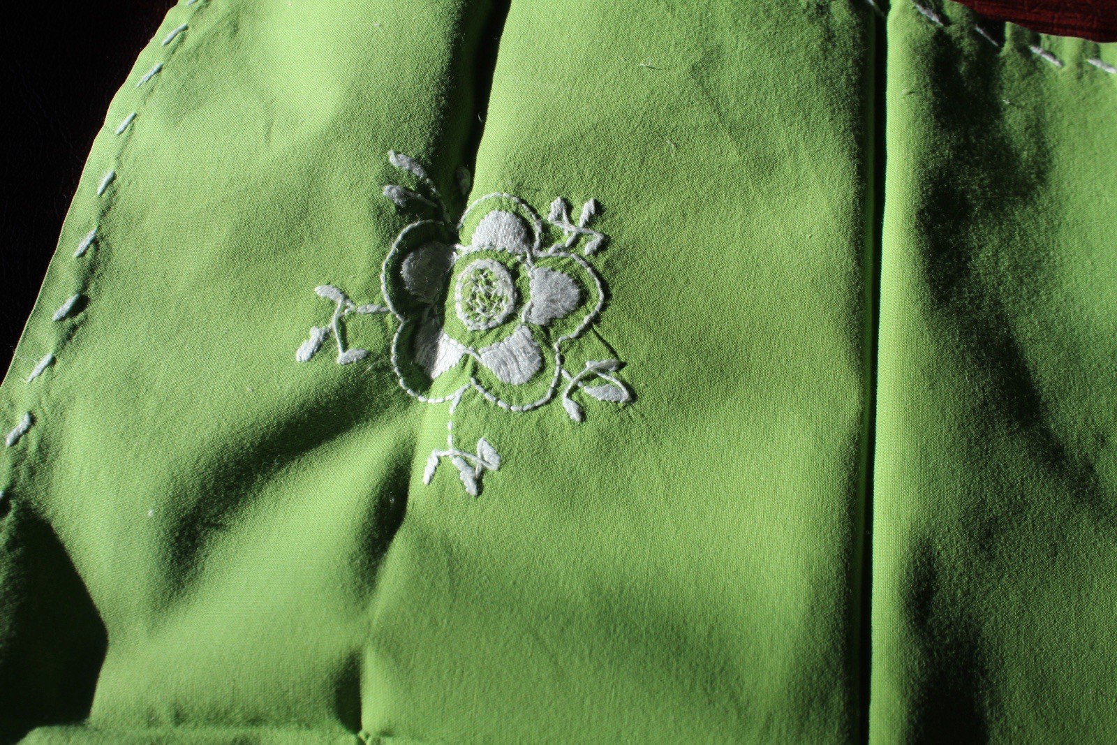 3 Green Cloth Napkins with White Embroidered Flower 15 in x 15 in square gallery