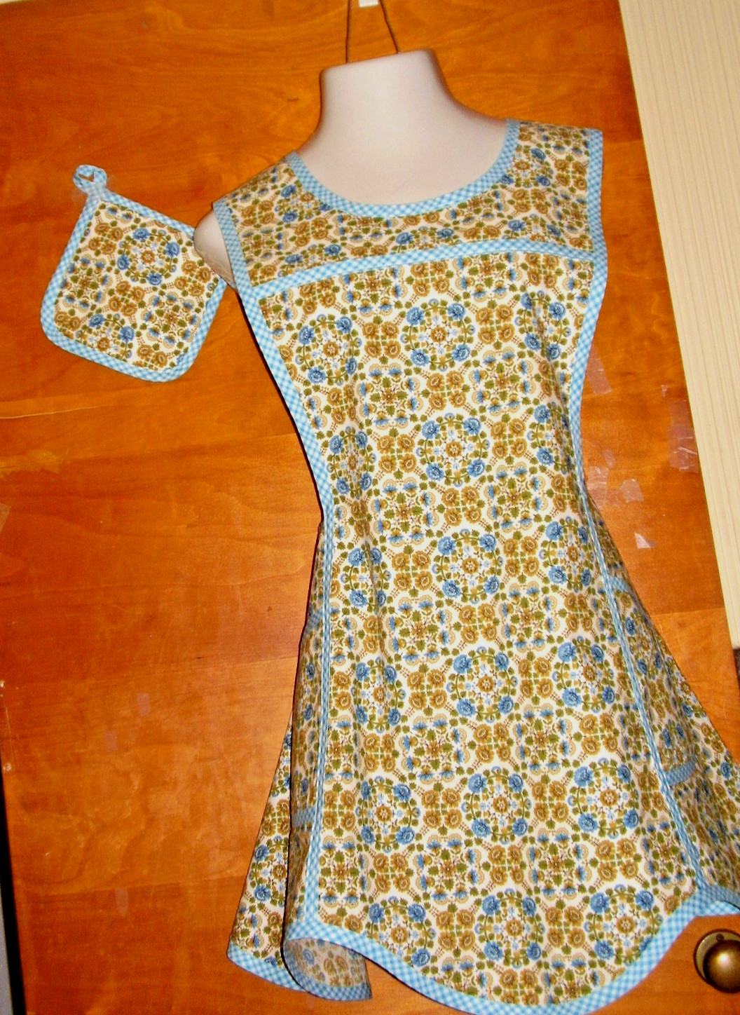 HANDMADE BIB APRON - PLUS SZ - CROSS BACK - VINTAGE FLORAL DESIGN - RETRO gallery