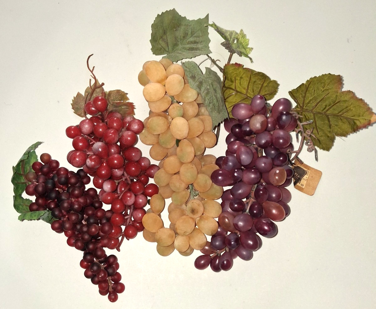 Mixed Lot Of 4 Rubber Grape Clusters on Vines Vintage Home Decor gallery