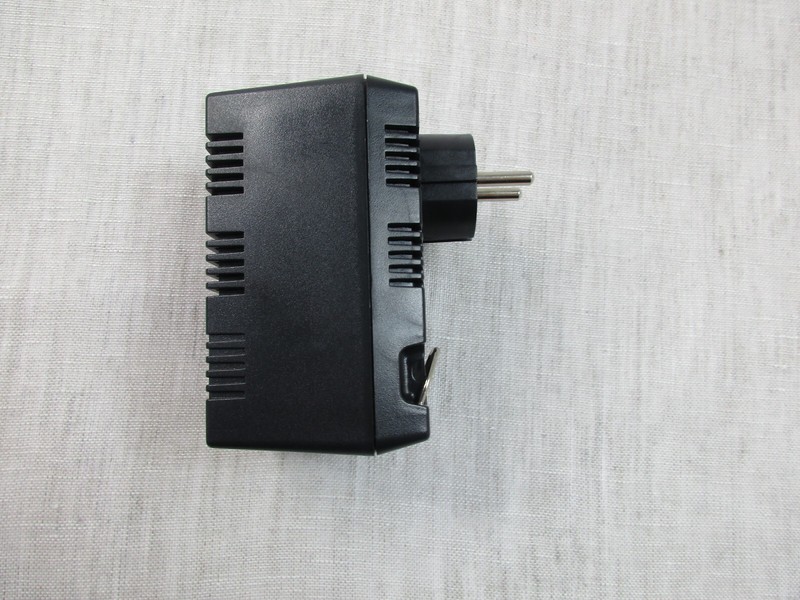 Brookstone Step Down 85W Step Down Transformer Input 220/240V Output 110/120V gallery