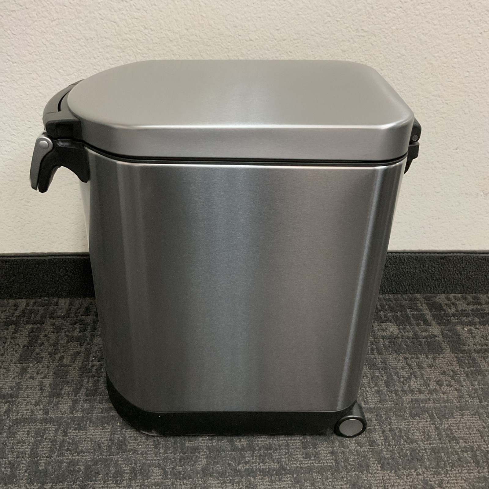 Simplehuman MediumPet Food Storage Container, Holds 28 lb / 11-13 kg gallery