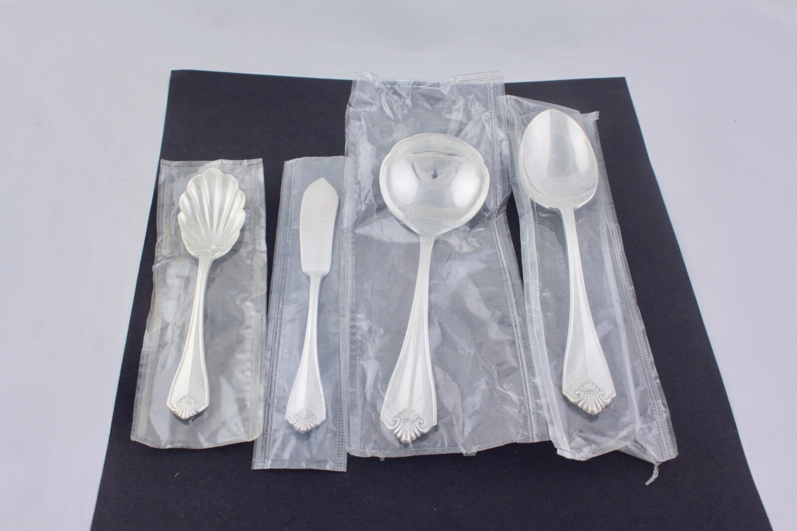 4-PIECE ONEIDA SILVER KING JAMES SILVERPLATE SERVING SET - NEW gallery