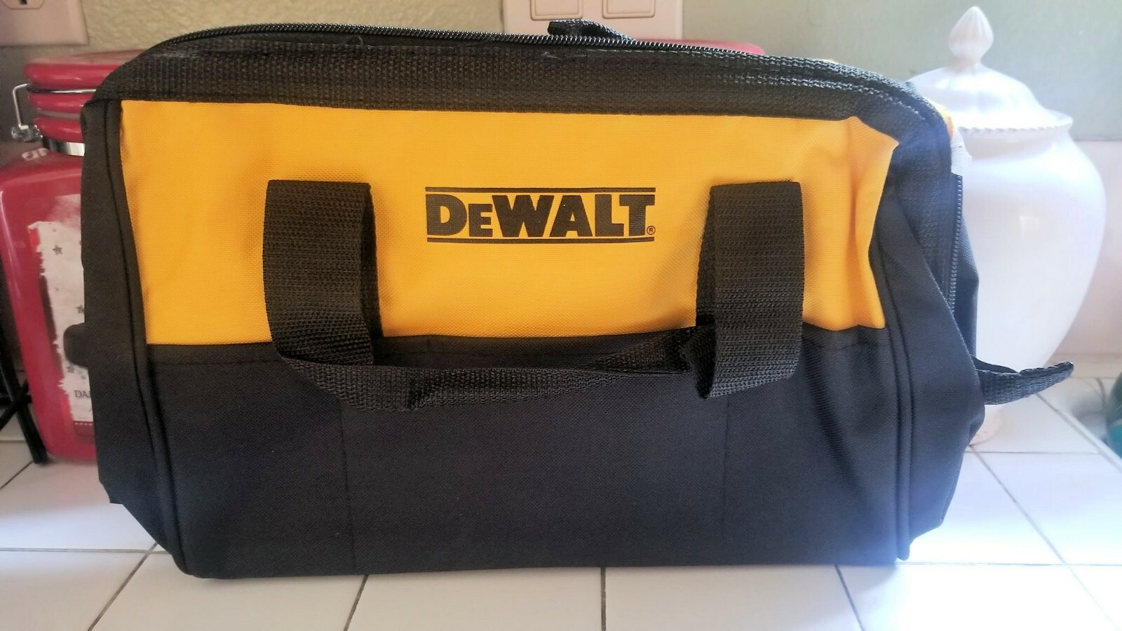 New DeWALT 20V Max Li-Ion Battery DCB205 + Charger DCB115 20V MAX Combo with Bag gallery