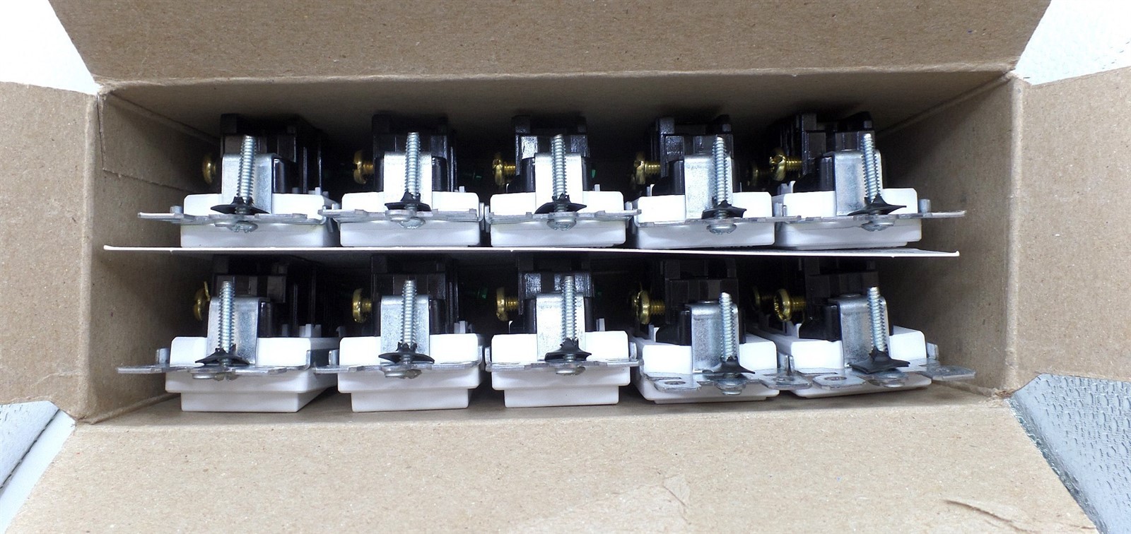 LEVITON M32-05601 DECORA 15A 1POLE ROCKER AC QUIET LIGHT SWITCH WHITE 10-PACK gallery
