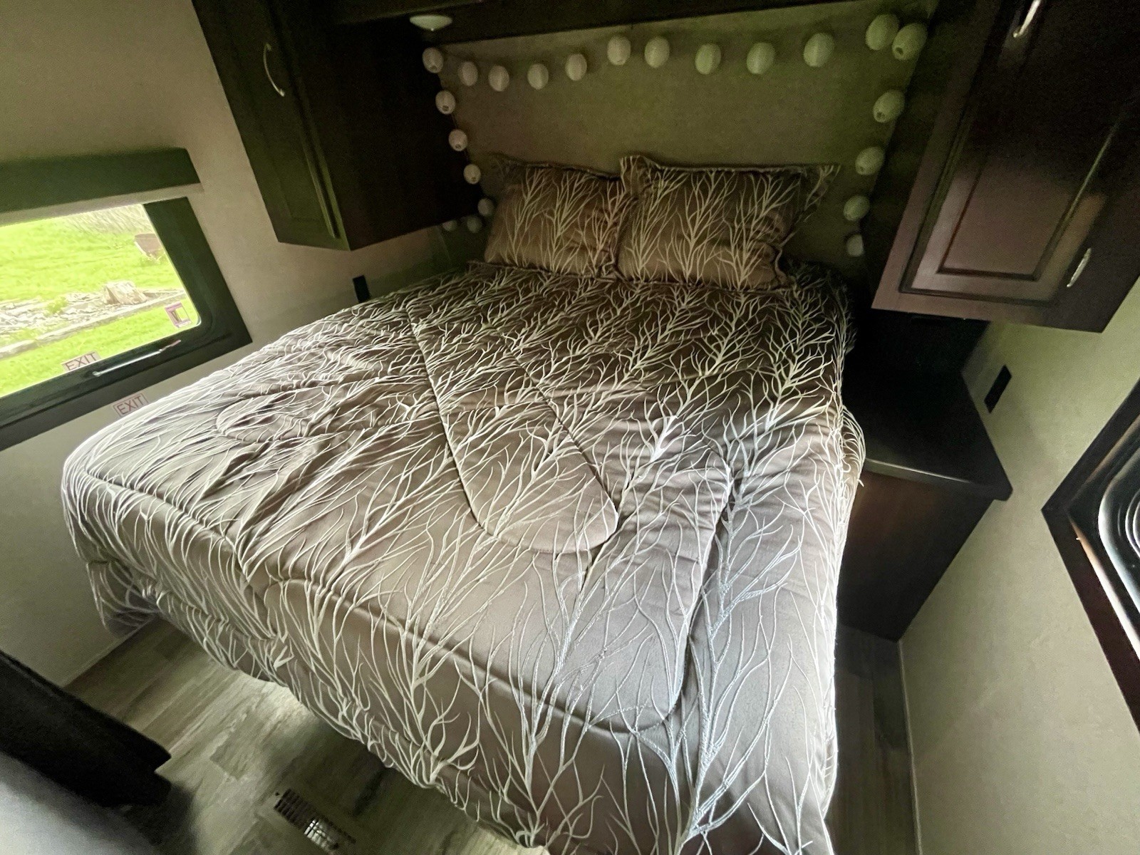 RV SHORT QUEEN Comforter w/Decorative Pillows. Gently Used. Taupe/white Branches gallery