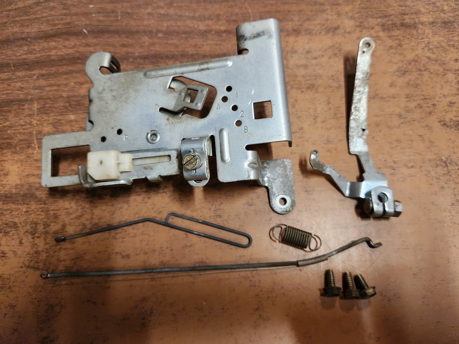 Briggs & Stratton Lawn Tractor Engine Model 310707 Control Bracket 694042 597209 gallery