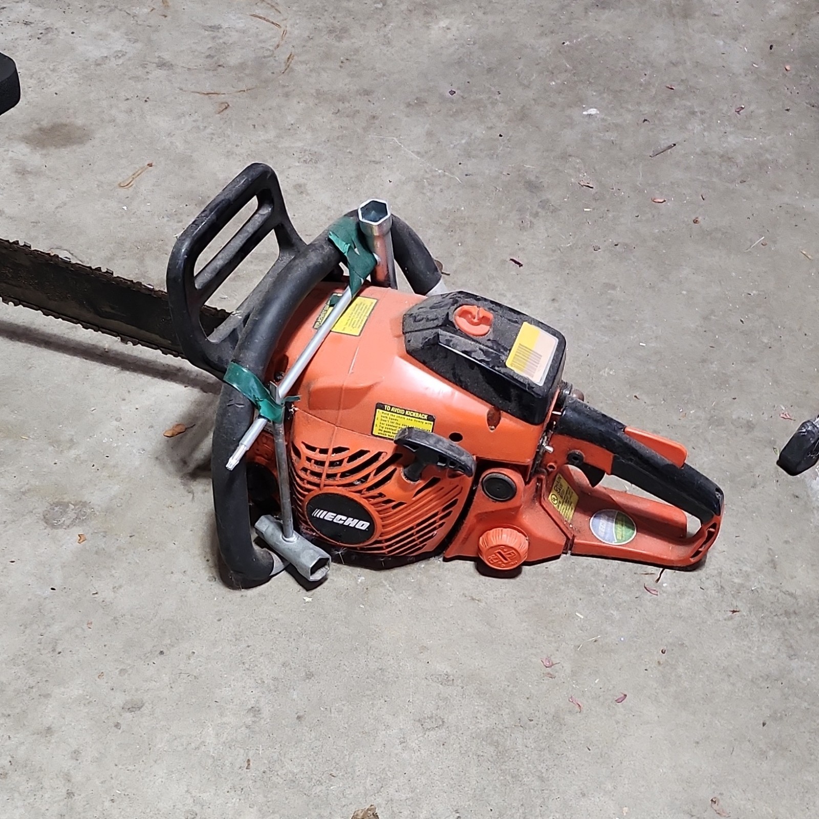 ECHO Gasoline Chainsaw Two-Handed Grip Front-Hand Guard Orange/Black gallery