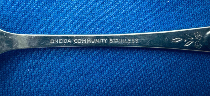 Oneida VIGNETTE Stainless Flatware -- Dinner Fork 7 1/4" gallery